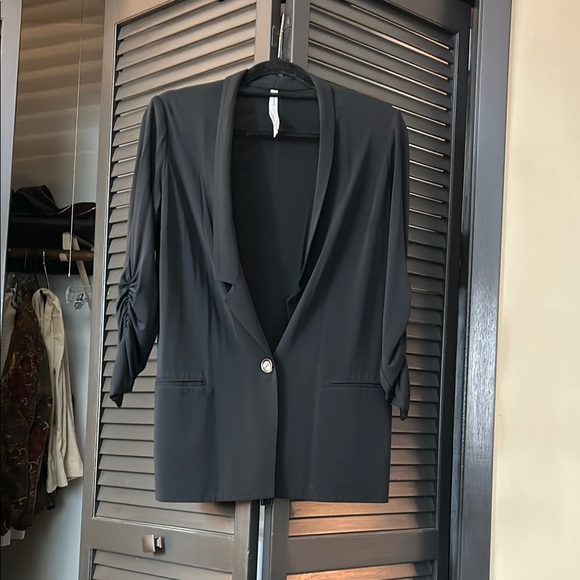Black Blazer with Notched Lapels and Tailored Fit - Picture 1 of 4